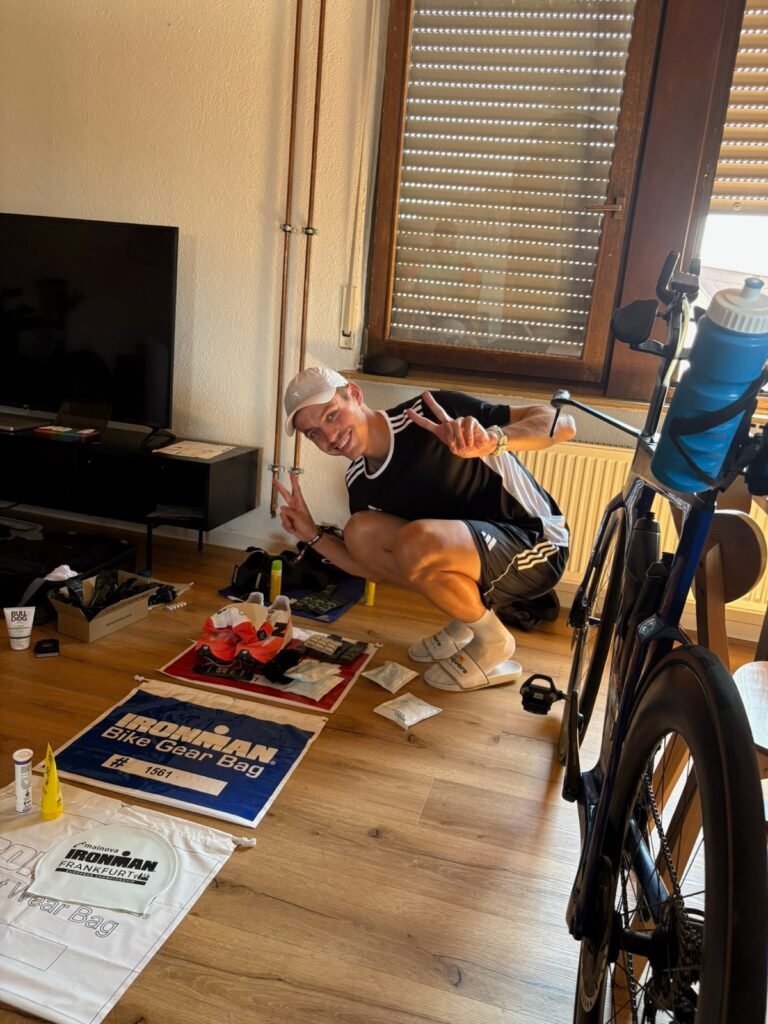 Materialcheck mit Rad und Wechselbeuteln in der Unterkunft