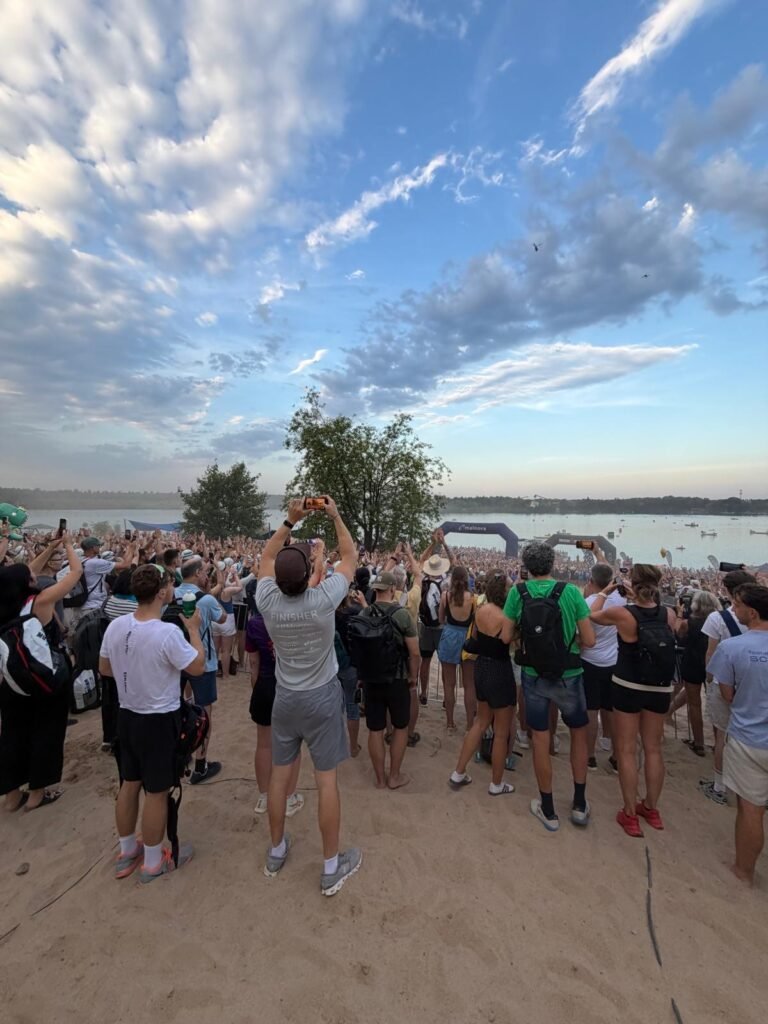 Menschenmenge am Schwimmstart des IRONMAN Frankfurt 2026 am Langener Waldsee