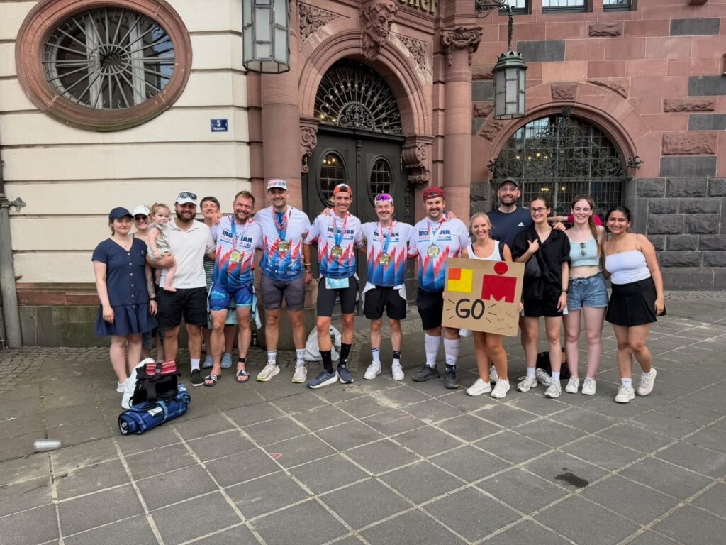 Finisher mit Medaillen und Supporter mit GO-Schild in Frankfurt