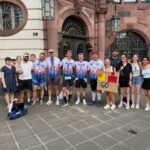 Finisher mit Medaillen und Supporter mit GO-Schild in Frankfurt