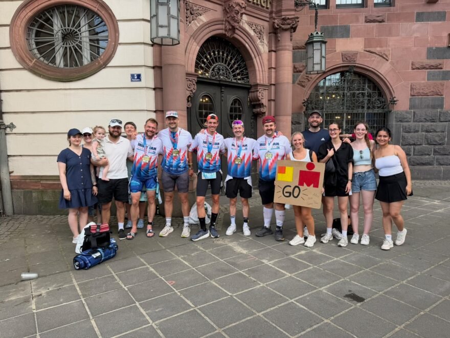 Finisher mit Medaillen und Supporter mit GO-Schild in Frankfurt
