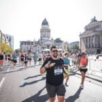 Alexander Troost läuft über den Gendarmenmarkt, im Hintergrund der Französische Dom