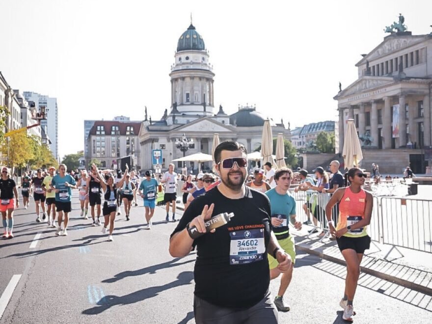 Alexander Troost läuft über den Gendarmenmarkt, im Hintergrund der Französische Dom