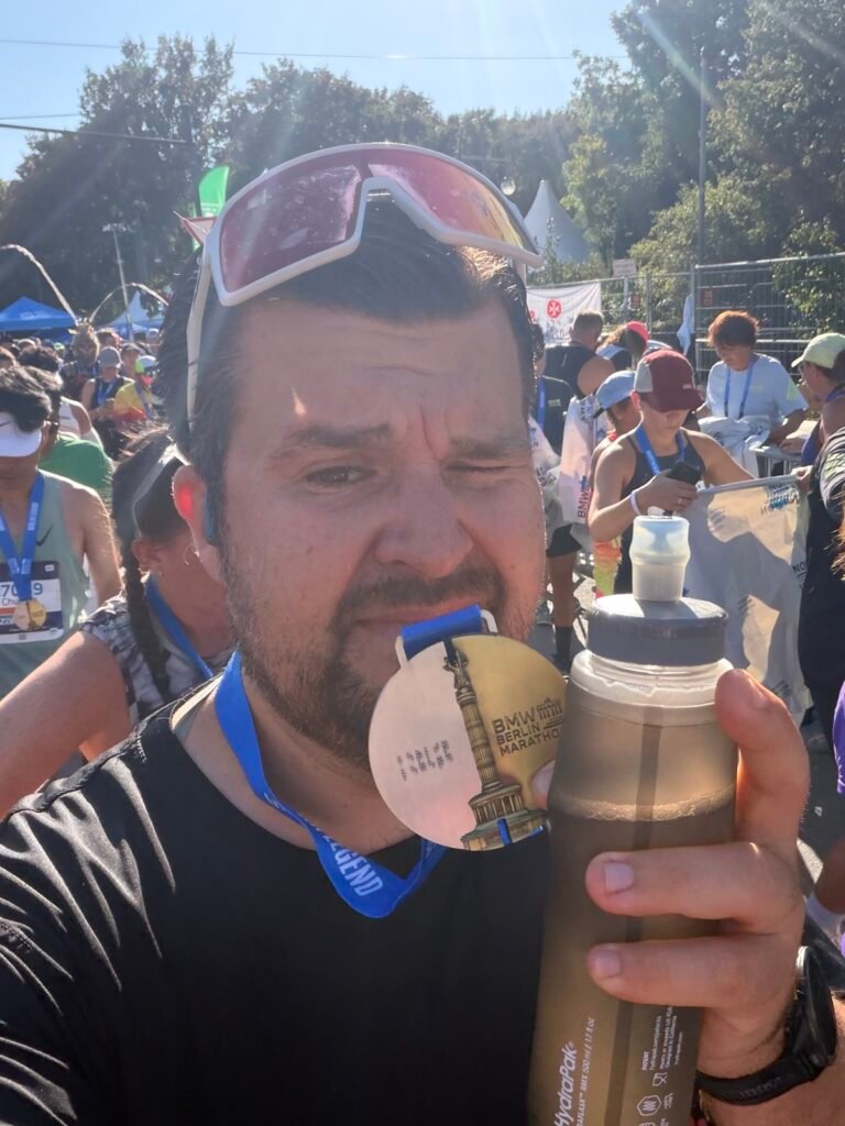 Selfie mit Finisher-Medaille des Berlin Marathons