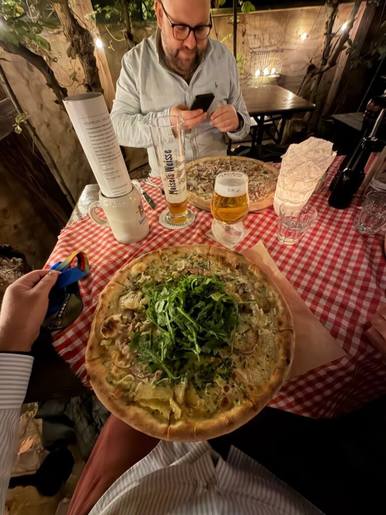 Pizza und Bier im Restaurant am Abend nach dem Marathon