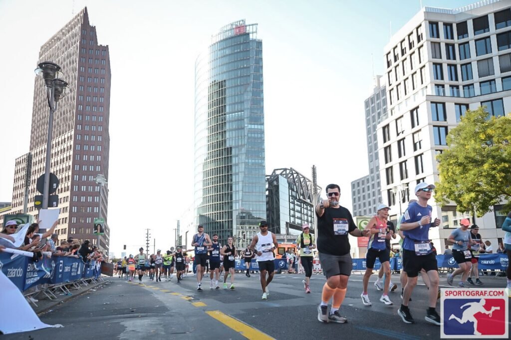 Alexander Troost winkt am Potsdamer Platz