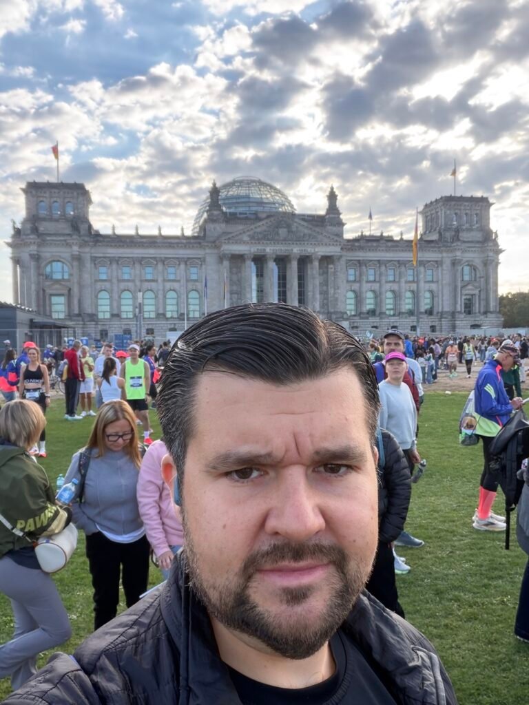 Selfie vor dem Reichstagsgebäude am Morgen des Berlin Marathons