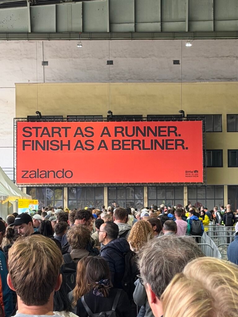 Werbeplakat 'Start as a runner, finish as a Berliner' in der Halle des Flughafens Tempelhof